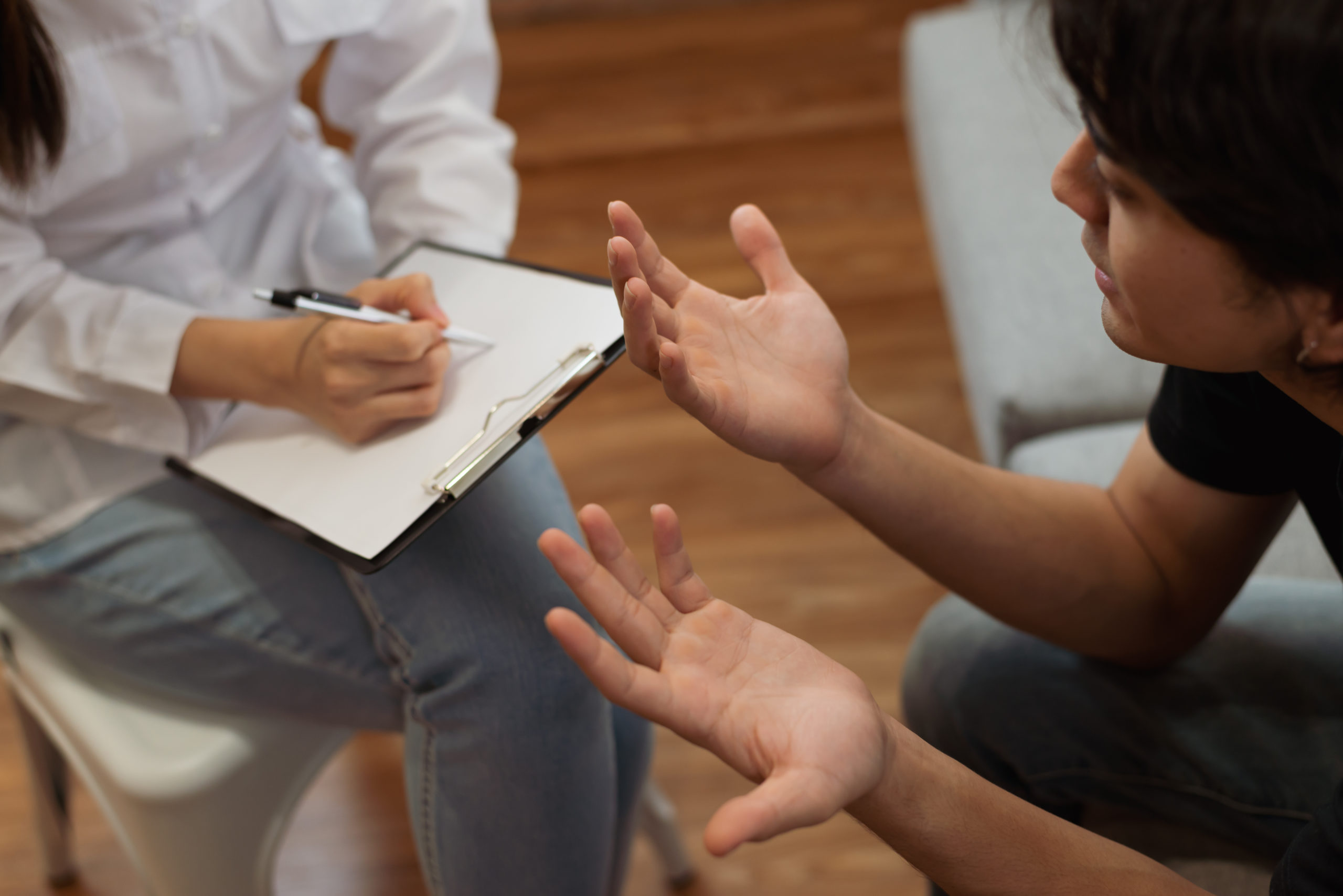 therapist explains to patient how trauma affects mental health