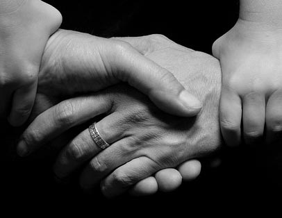 Alcohol addiction support groups - Image of Family holding hands